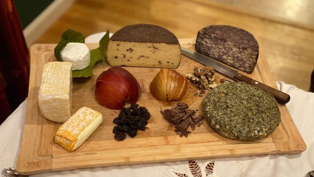 Cheese board with 6 cheeses